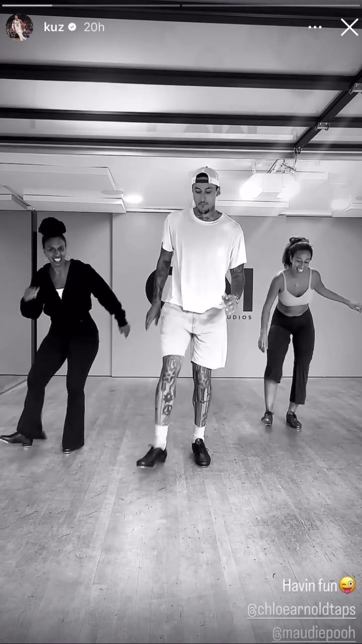 培养新爱好😍库兹马与两名女子一起训练踢踏舞🕺🏿💃🏿